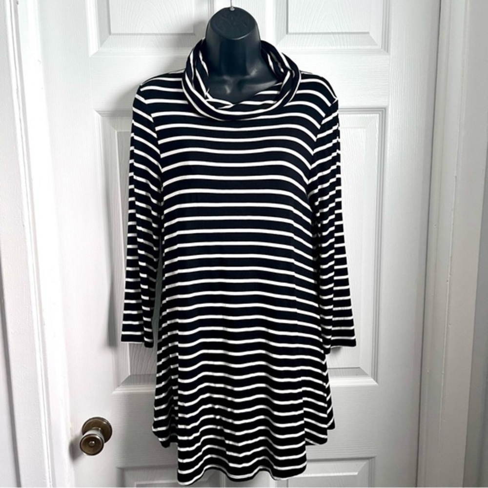 3/25$💥 Pointelle dress turtleneck striped black white midi Women Medium casual